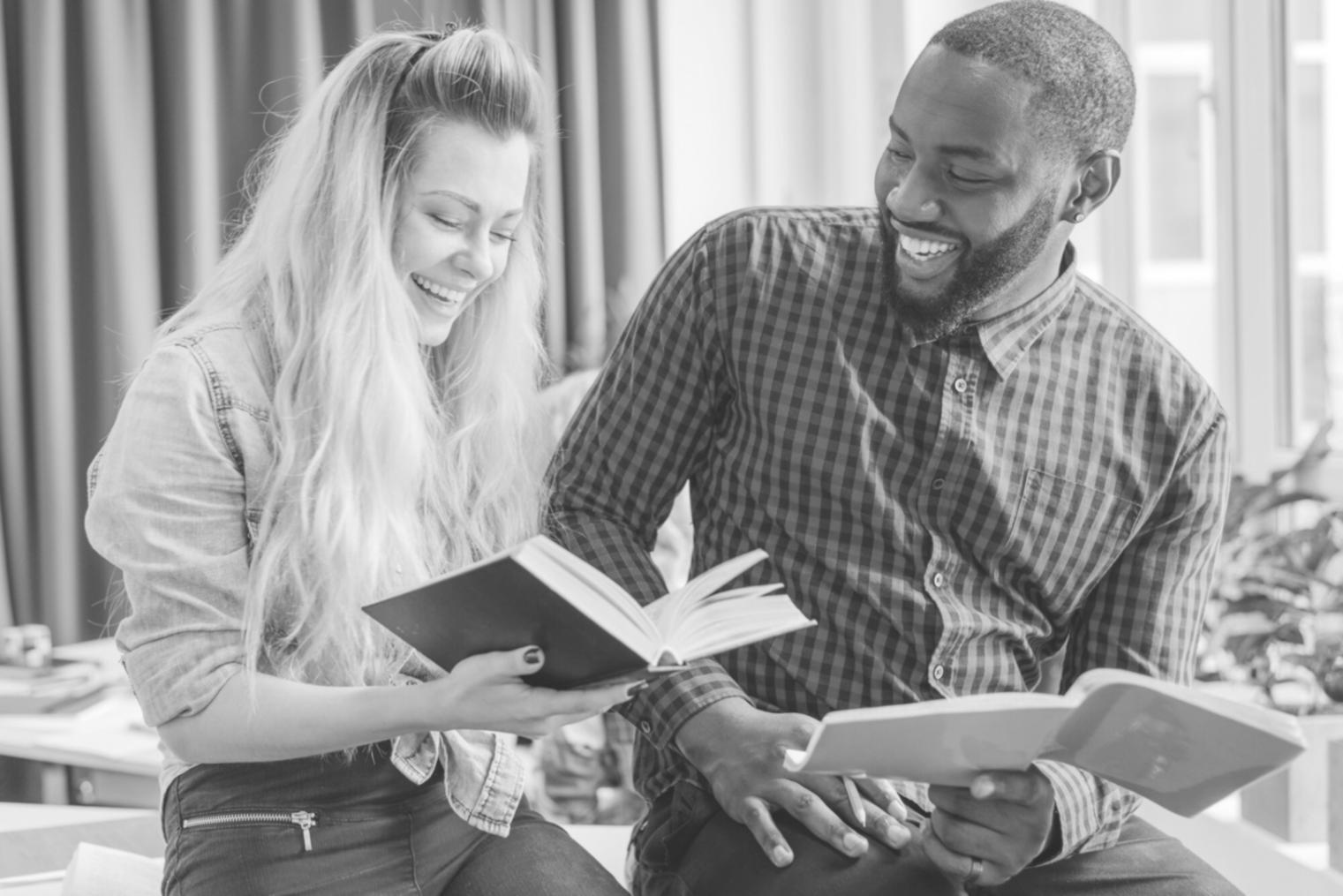 Organisierte Lernmaterialien und Dokumente auf einem Schreibtisch