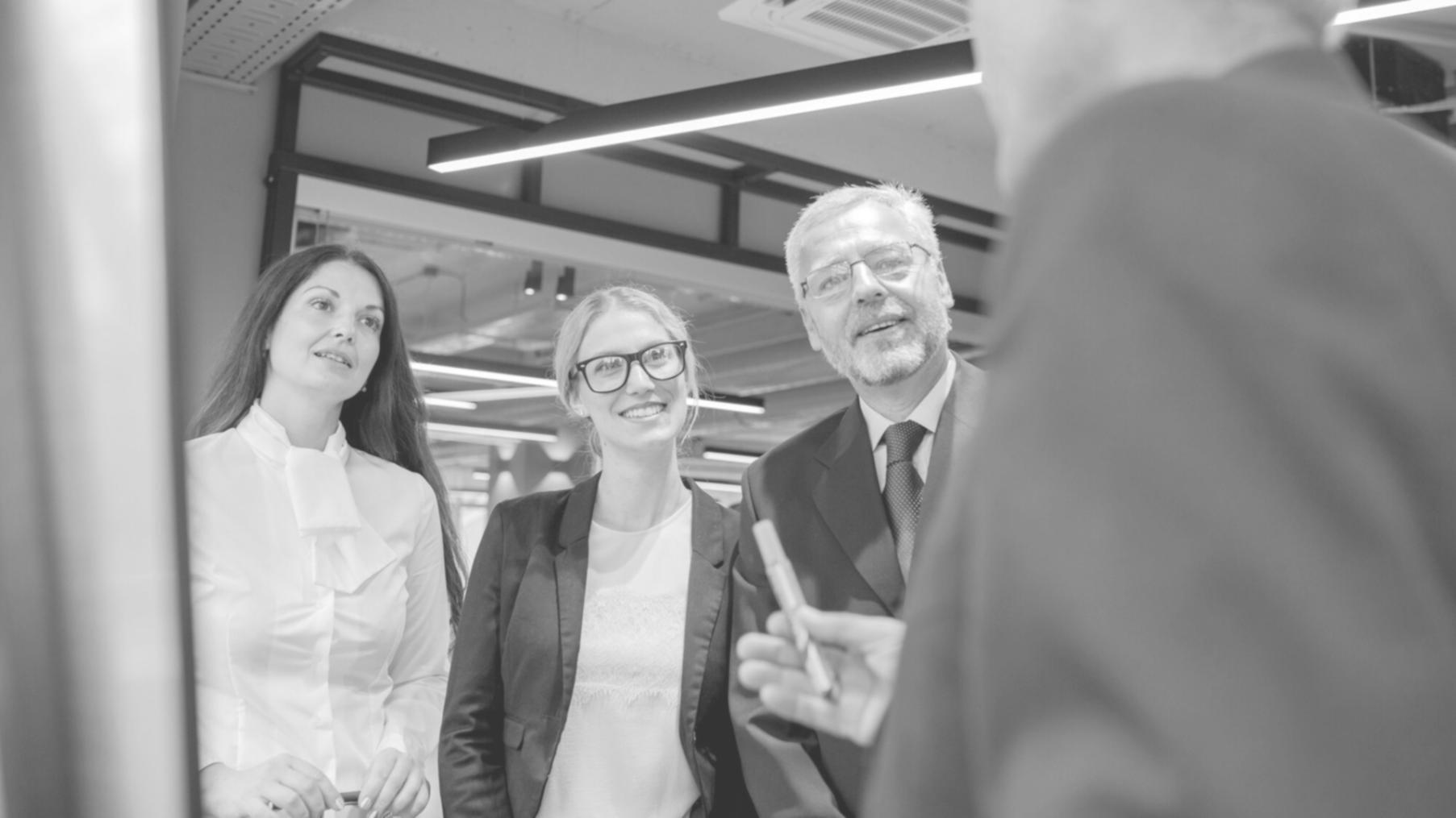 Online-Webinar Setup mit modernem Computer und professioneller Beleuchtung