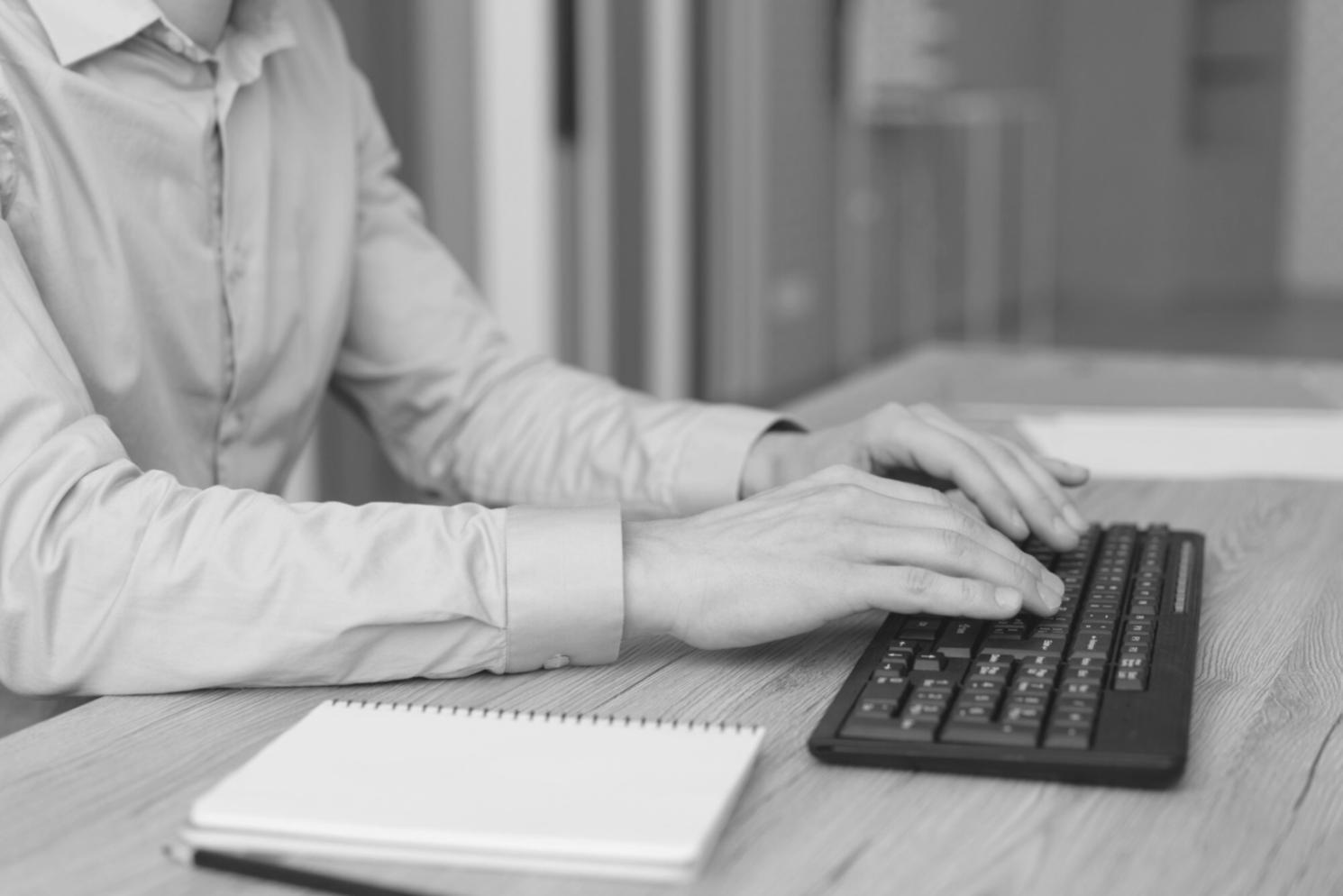 Moderne Lernumgebung mit technischer Ausstattung und ergonomischen Arbeitsplätzen