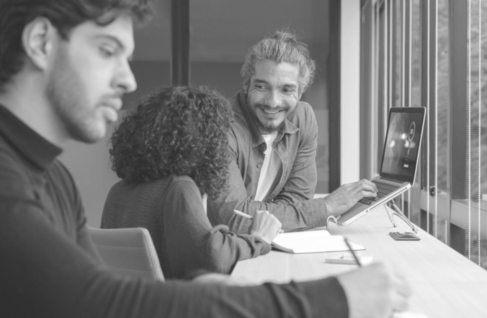 Geschäftsleute bei einer Strategiebesprechung am Konferenztisch
